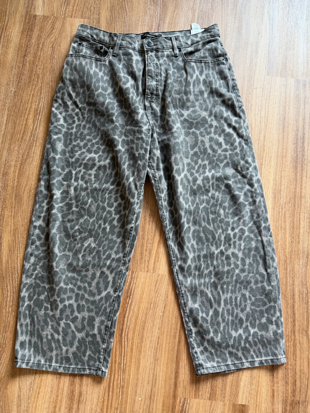 Good American Good Barrel Relaxed Grey Leopard Jeans - Picture 5 of 10